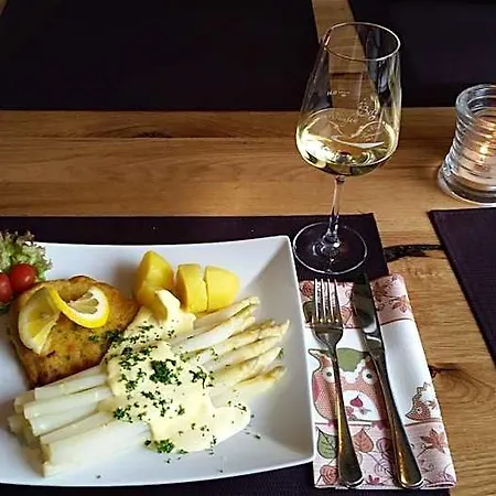 酒店 Weinhaus Berg 3*